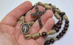 Terço em Paracord - Nossa Senhora das Graças - Caqui Marrom - Imagem 5