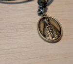 Cordão com pingente de Nossa senhora Aparecida e Catedral - Oval - Imagem 5