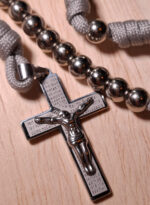 Terço em Paracord - Nossa Senhora das graças - Cinza/Prata - Imagem 6