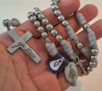Terço em Paracord - Nossa Senhora das graças - Cinza/Prata - Imagem 7