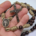 Terço em Paracord - Nossa Senhora das Graças - Caqui Marrom