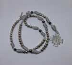 Terço em Paracord - Cruz de São Bento - Branco/Prata - Imagem 2