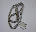 Terço em Paracord - Cruz de São Bento - Branco/Prata - Imagem 5